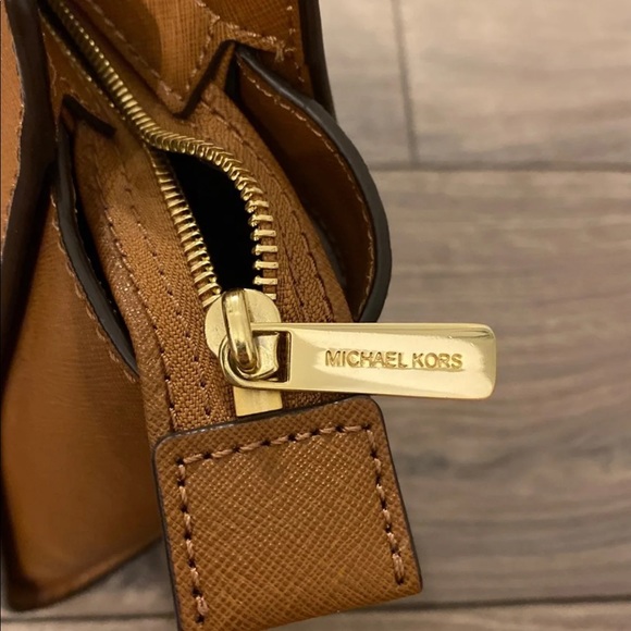 Michael Kors MK Selma LG in Dark Khaki - Picture 5 of 9
